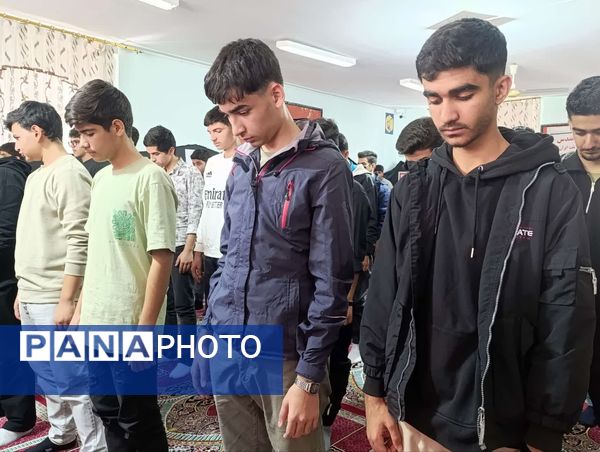 مراسم سالگرد شهادت حضرت فاطمه‌ زهرا (س) در مدرسه پس از اقامه نماز جماعت