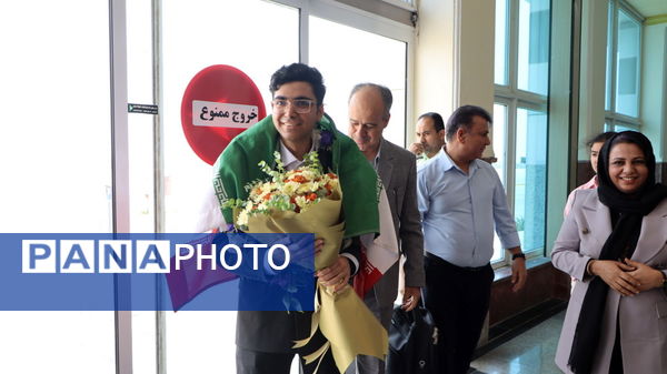 مراسم استقبال از علیرضا احمدی دانش‌آموز مدال‌آور و افتخار آفرین المپیاد جهانی اقتصاد متوسط در بوشهر