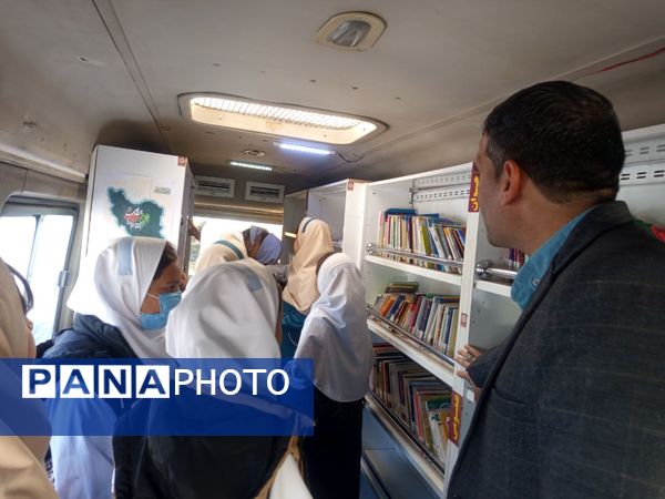 بازارچه کتاب در دبستان سمیه