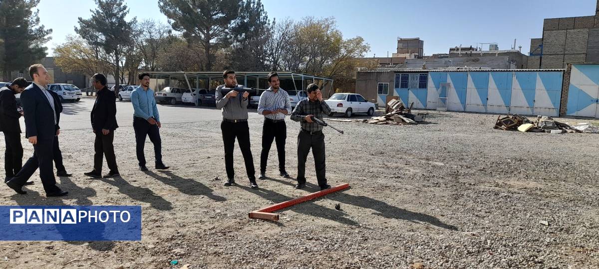 مسابقه طناب کشی و تیراندازی با تفنگ بادی در زاوه