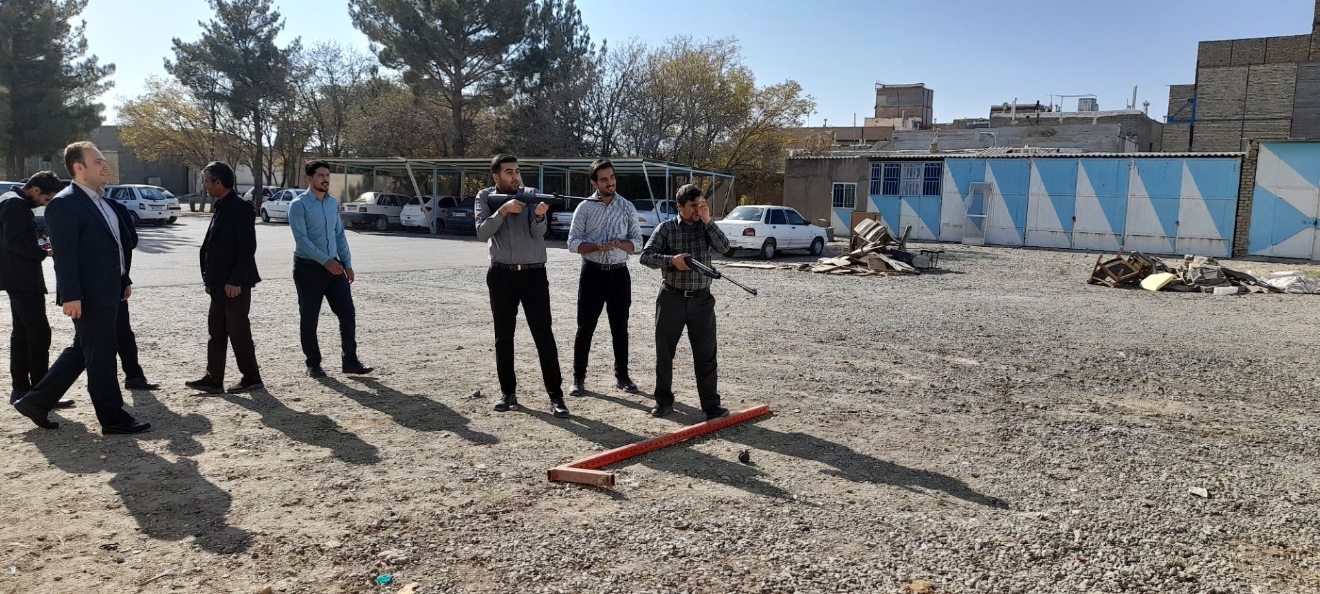 مسابقه طناب کشی و تیراندازی با تفنگ بادی در زاوه