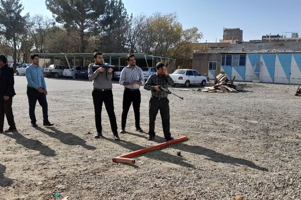 مسابقه طناب کشی و تیراندازی با تفنگ بادی در زاوه