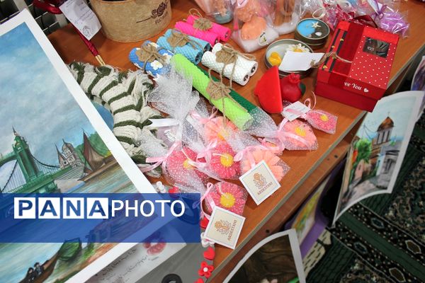 بازدید مدیر کانون فرهنگی هدایت از نمایشگاه آثار تجسمی دانش‌آموزان سوده