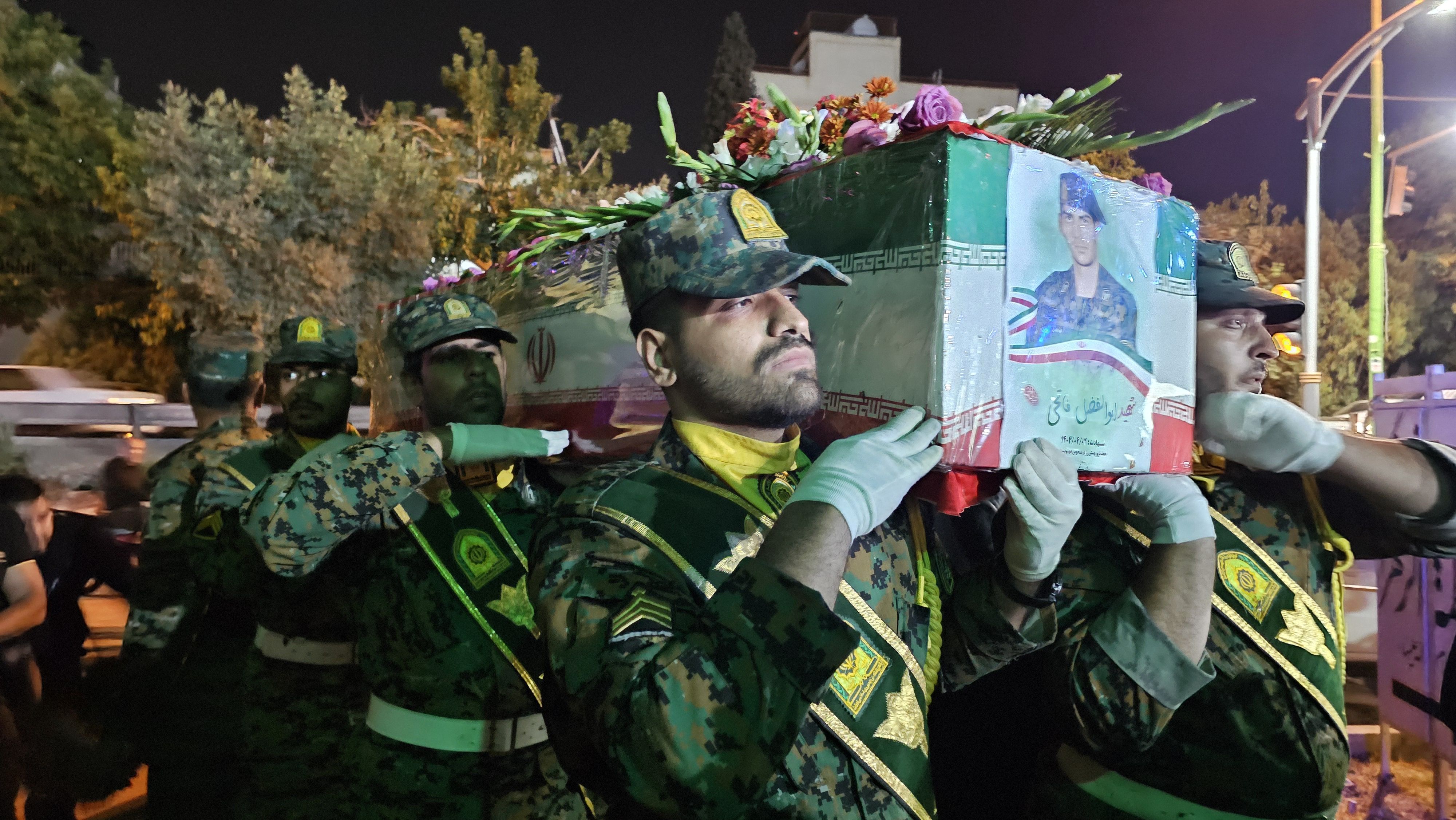 پیکر شهید فاتحی، در آغوش مجلس حسینی آرام گرفت 