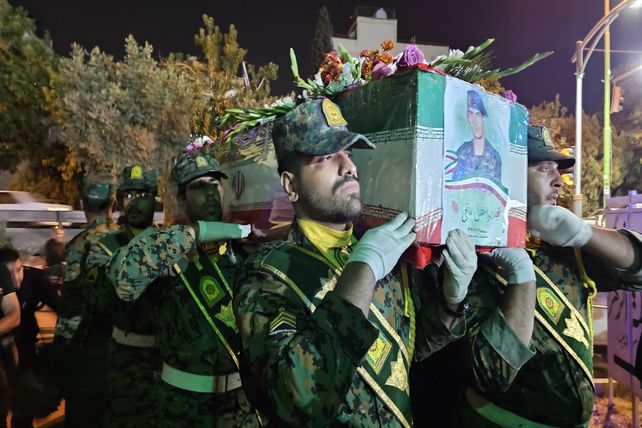 پیکر شهید فاتحی، در آغوش مجلس حسینی آرام گرفت 