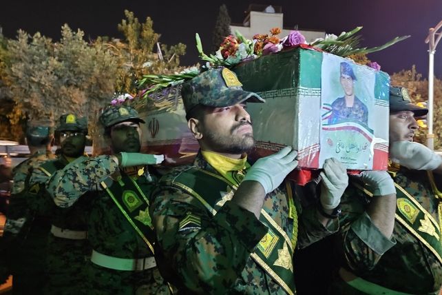 پیکر شهید فاتحی، در آغوش مجلس حسینی آرام گرفت 