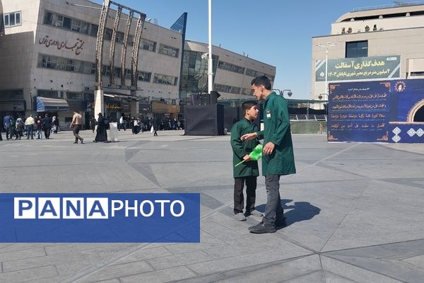 حضور نوجوانان در میدان شهدای مشهد برای استقبال و پذیرایی از زائران امام رضا(ع)