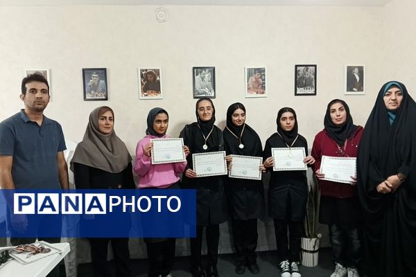 رقابت فکری دانش آموزان شهرستان قدس در مسابقات شطرنج دانش‌آموزی 