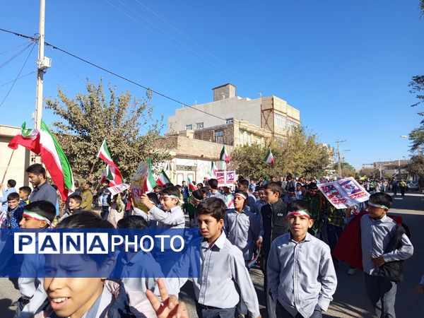 قدم‌های کوچک، ایمان‌های بزرگ؛ حضور باشکوه دانش‌آموزان دبستان برادران ابراهیمی‌نیا در ۱۳ آبان