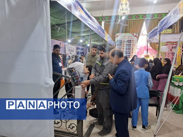 بازدید دانش آموزان مدرسه شهید عامری از نمایشگاه پژوهش و فناوری در خلیل آباد