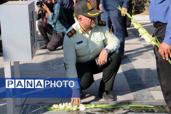 گلباران مزار شهدا به‌مناسبت هفته دفاع مقدس در آستان مقدس امامزاده بی‌بی سکینه ملارد