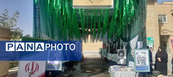 نمایش خیابانی دانش‌آموزان دختر استان البرز به مناسبت هفته دفاع مقدس 