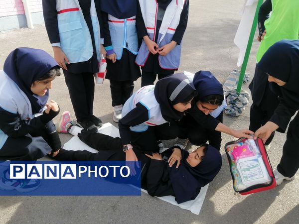 مانور زلزله و آموزش اطفای حریق و ایمن سازی در مدرسه شهید جواهری دو 