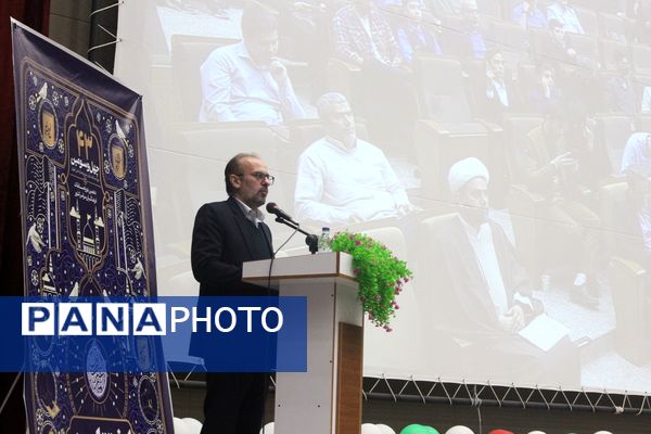 تقدیر از دانش‌آموزان و فرهنگیان برگزیده مسابقات قرآنی در استان قم