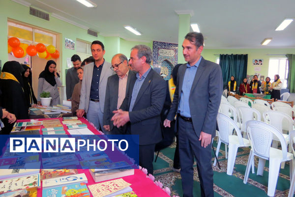 افتتاح نمایشگاه کتاب به‌مناسبت هفته کتاب و کتاب‌خوانی 