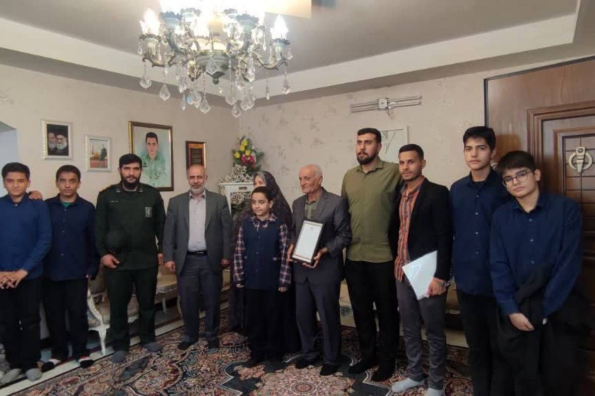 دیدار دانش‌آموزان با خانواده شهیدان، گامی بلند در ترویج فرهنگ ایثار و پاسداشت ارزش‌ها است