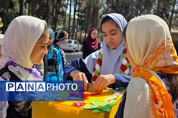 جشن عاطفه‌ها؛ لبریز از مهربانی در دبستان دخترانه قدر بهارستان ۲
