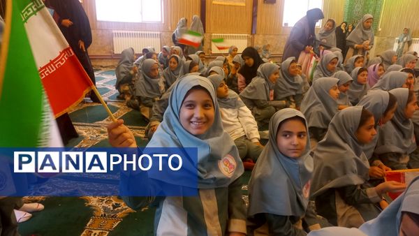 مراسم روز دانش آموز در دبستان دخترانه شاهد تحقیقی ناحیه ۶