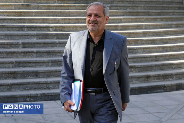 هیچ دانش‌آموزی پشت درِ مدرسه نمی‌ماند