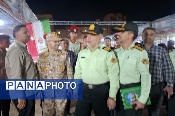 بازدید از نمایشگاه اسوه به‌مناسبت هفته دفاع مقدس در شیراز