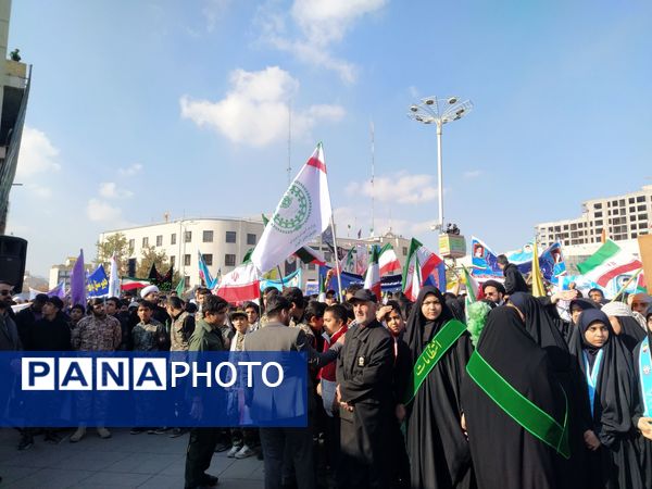  راهپیمایی  روز دانش آموز در مشهد با قلب هایی از جنس عزای حضرت فاطمه (س)