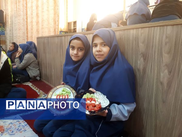 صبحانه سالم با طعم انقلاب در دبستان شاهد کوثر ناحیه 5 مشهد