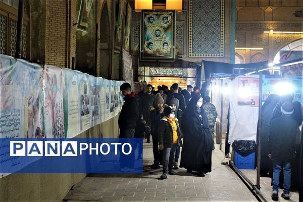استقبال نوجوانان از غرفه‌های یادواره شهدای مسجد جامع قم