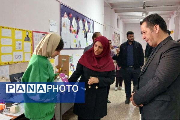 درخشش خلاقیت در نمایشگاه ریاضی دبیرستان یادگار امام (ره)