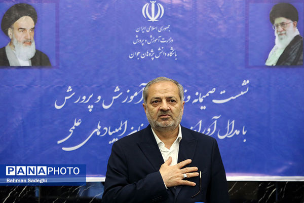 نشست صمیمی وزیر آموزش و پرورش با مدال آوران المپیادهای علمی