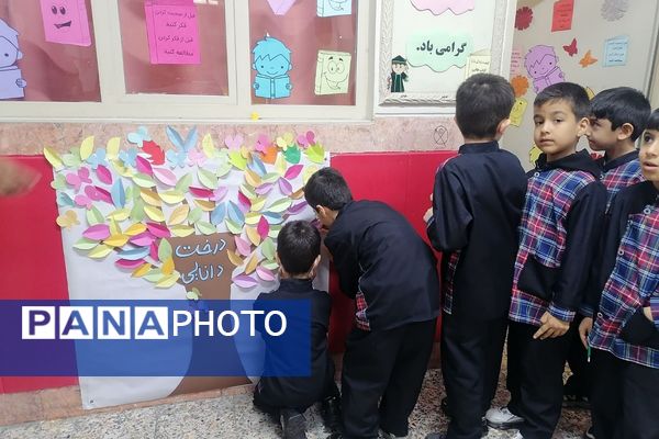 ایجاد غرفه‌های کتاب توسط دانش‌آموزان به مناسبت هفته کتاب و کتابخوانی در ناحیه دو شهرری 