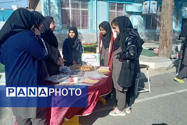 بازارچه‌‌ دانش‌آموزی در‌ دبیرستان‌ نمونه‌ اندیشه‌ کاشمر