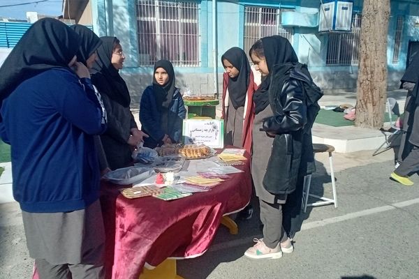 بازارچه‌‌ دانش‌آموزی در‌ دبیرستان‌ نمونه‌ اندیشه‌ کاشمر
