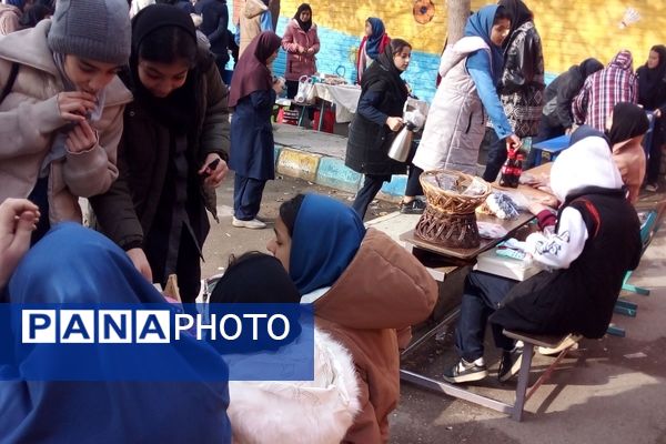 بازارچه دانش‌آموزی کسب در آمد در دبیرستان میثاق منطقه تبادکان مشهد