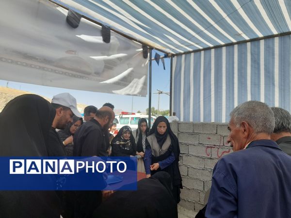 روز اربعین، در مواکب پل سیمره، خدمات‌رسانی به زائران حسینی همچنان ادامه دارد
