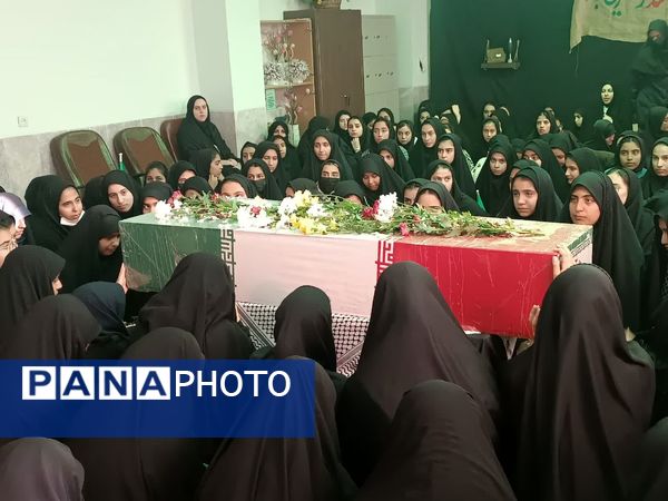 حضور شهید گمنام در دبیرستان دخترانه حضرت زینب(س) شهرستان بهاباد