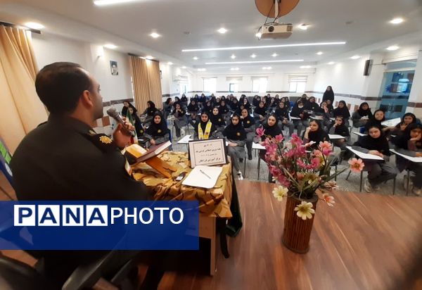 گرامیداشت هفته نیروی انتظامی در دبیرستان فرزانگان قائمشهر