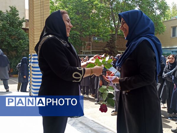 تجلیل از معلم و دختر ایرانی در بهار کرامت 
