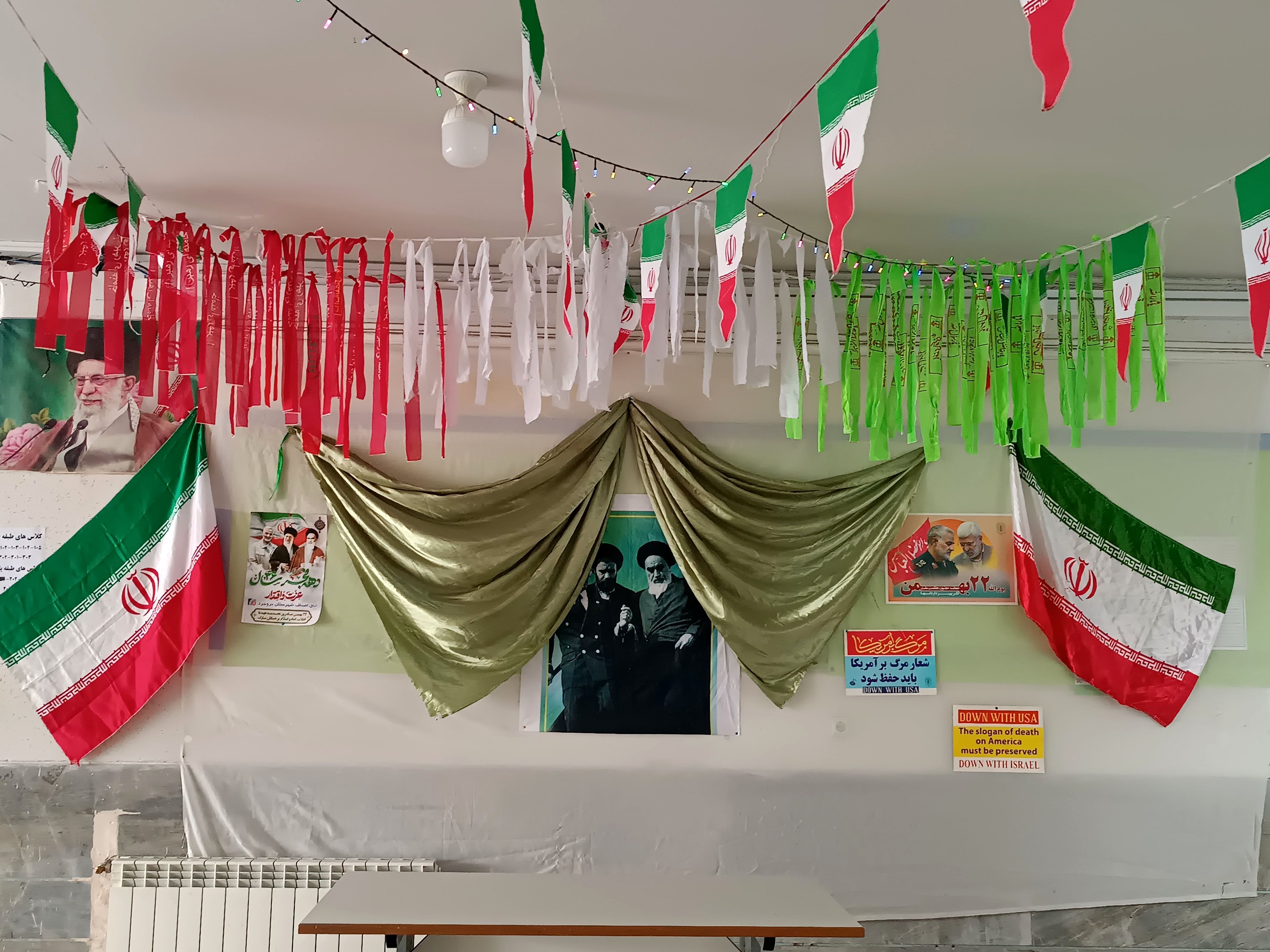 آماده‌سازی و تزئین دبیرستان پانزده خرداد شهرستان بروجرد برای دهه فجر