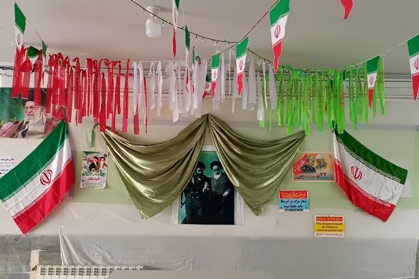 آماده‌سازی و تزئین دبیرستان پانزده خرداد شهرستان بروجرد برای دهه فجر