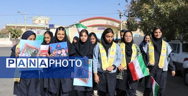 برپایی غرفه سازمان دانش‌آموزی دلیجان در راهپیمایی روز دانش‌آموز