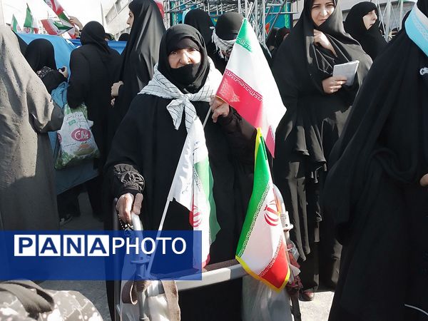 حضور پر شور دانش آموزان  در راهپیمایی ۱۳ آبان 