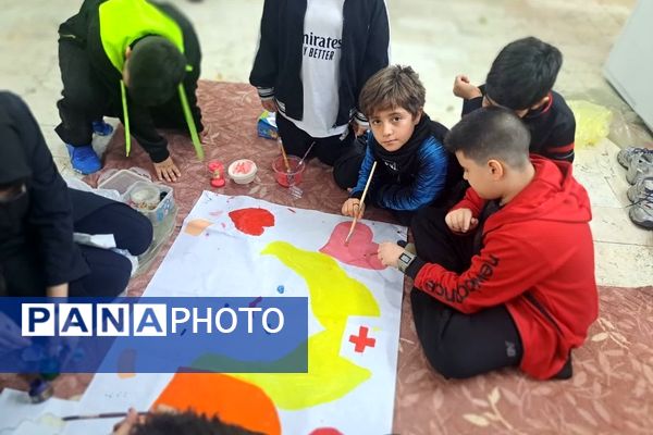 طرح نقاشی گروهی رو پارچه به‌مناسبت روز پرستار در دبستان مبتکران ۳ مشهد