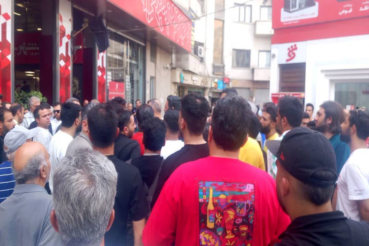 تجمع هواداران پرسپولیس مقابل بانک شهر؛ درویش می‌رود یا می‌ماند