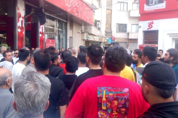 تجمع هواداران پرسپولیس مقابل بانک شهر؛ درویش می‌رود یا می‌ماند