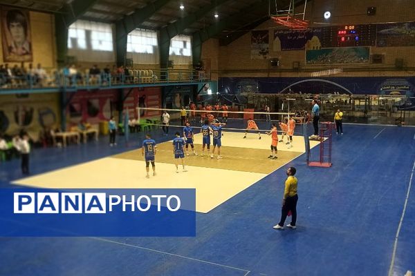 رقابت حساس لیگ دسته اول والیبال کشور در ورامین