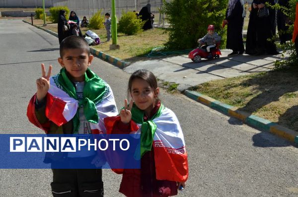 مشت‌های درهم گره خورده دانش‌آموزان کهگیلویه و بویراحمد در راهپیمایی ۲۲ بهمن