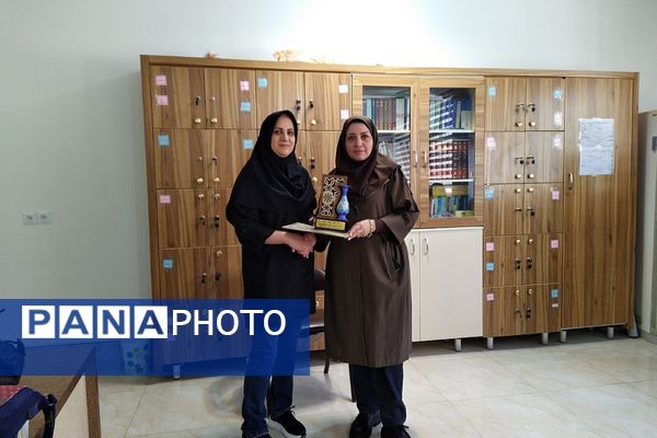 زنگ مهر و مقاومت در دبیرستان استعدادهای درخشان فرزانگان شهریار طنین‌انداز شد

