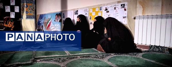 استقبال دانش‌آموزان دبیرستان شهید برقعی 2 قم از یک لاله فاطمی