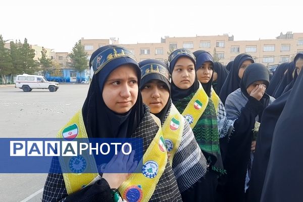 وداع دانش‌آموزان دبیرستان فرهنگیان ناحیه ۷ با شهید گمنام 