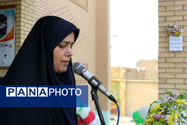 آغاز هفته دفاع مقدس و جشن ورود دانش‌آموزان پایه هفتم در دبیرستان عدالت جوادآباد